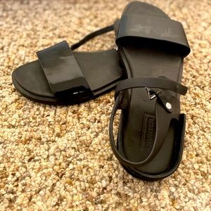 Hunter Black Flat Strap Buckle Sandals